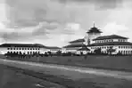 Gouvernements-Bedrijven-GB-yang-saat-ini-dikenal-dengan-Gedung-Sate-di-Bandung.jpg