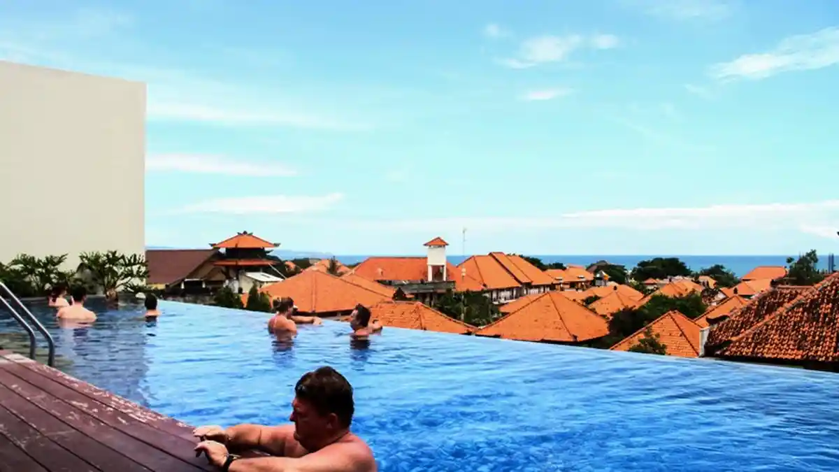 Chadis Rooftop Bar Legian, Suguhkan Romantisme Sunset dan Hamparan Pantai Bali