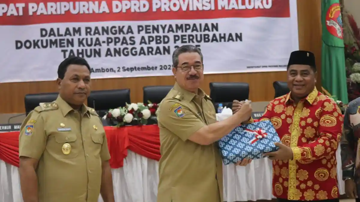 Gubernur Maluku Serahkan Dokumen KUA- PPAS Perubahan APBD 2025