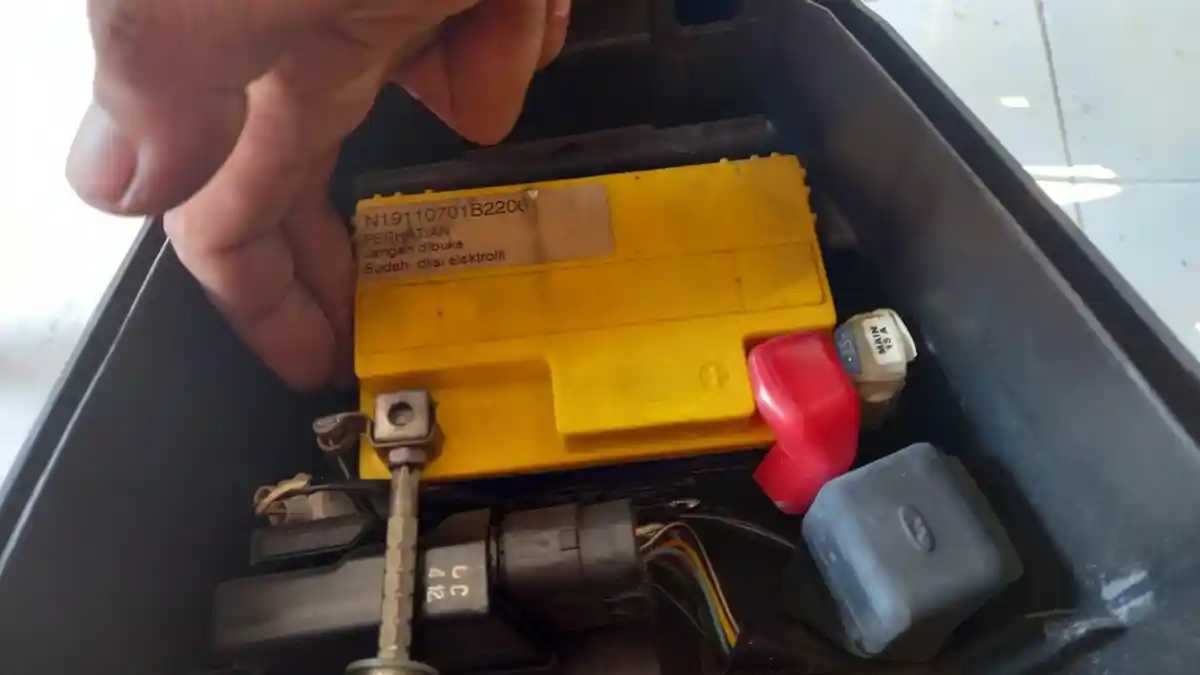 Tips Beli Aki Motor, Minta Pihak Toko Cek Dulu Ketegangannya