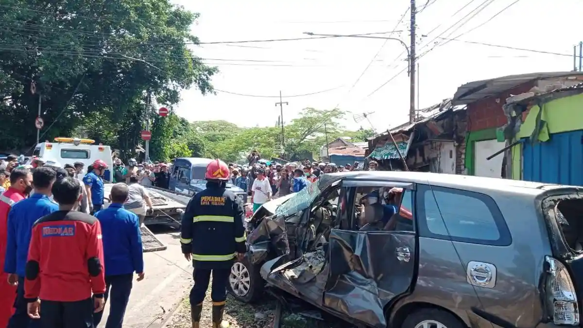 Kereta Api Pengangkut BBM Tabrak Mobil Toyota Innova di Perlintasan Comboran Kota Malang