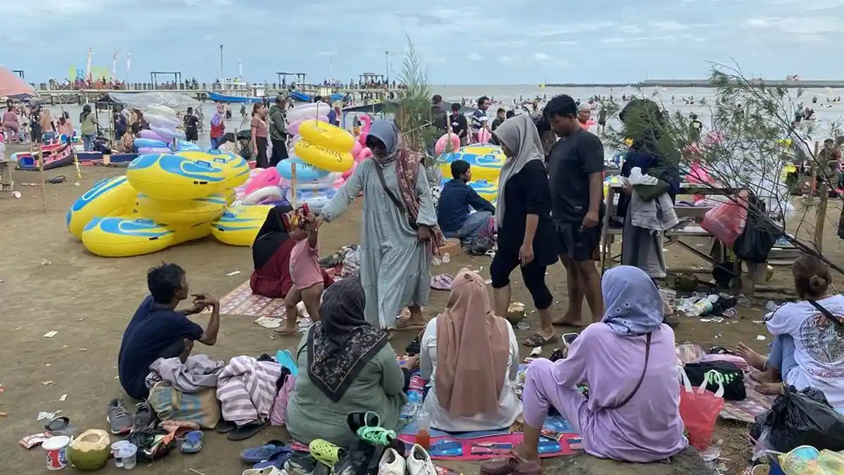 Mengintip Pantai Bali Indramayu saat Momen Libur Tahun Baru, Penuh Wisatawan hingga Sore Hari