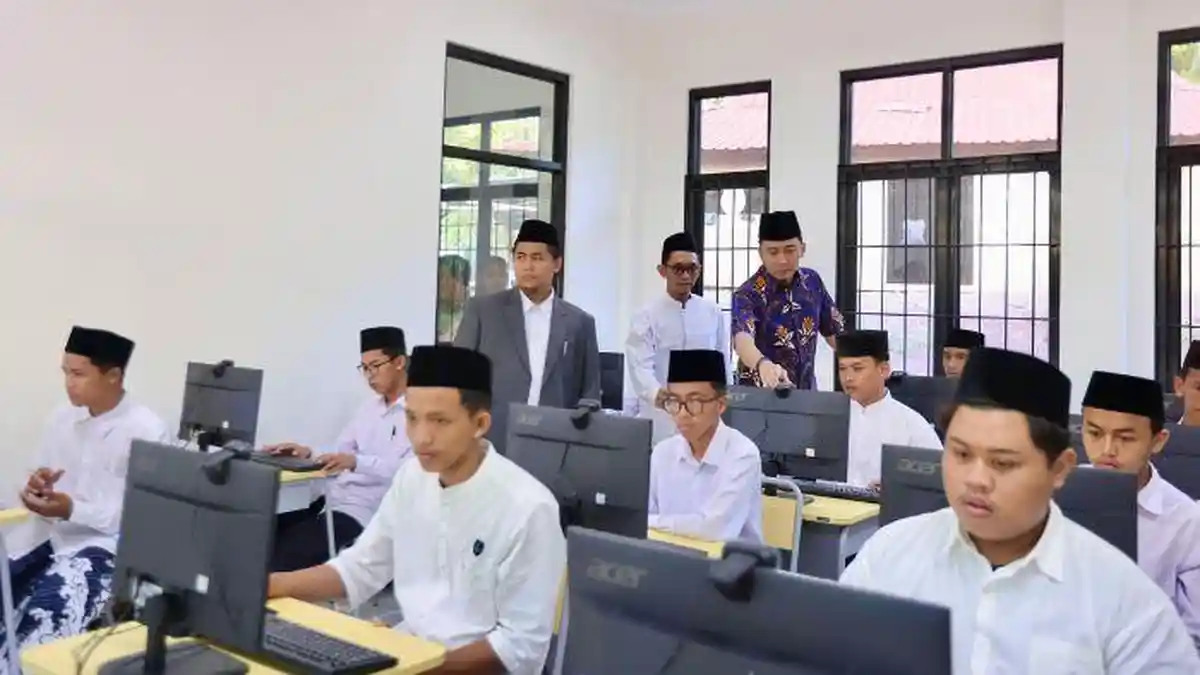 Tinjau Program Balai Latihan Kerja Komunitas, Ibas Dorong Santri Melek Teknologi 