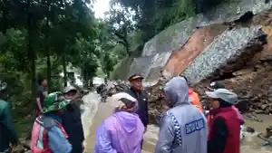 Jalan-di-cikalong-bandung-terputus-total-akibat-longsor.jpg