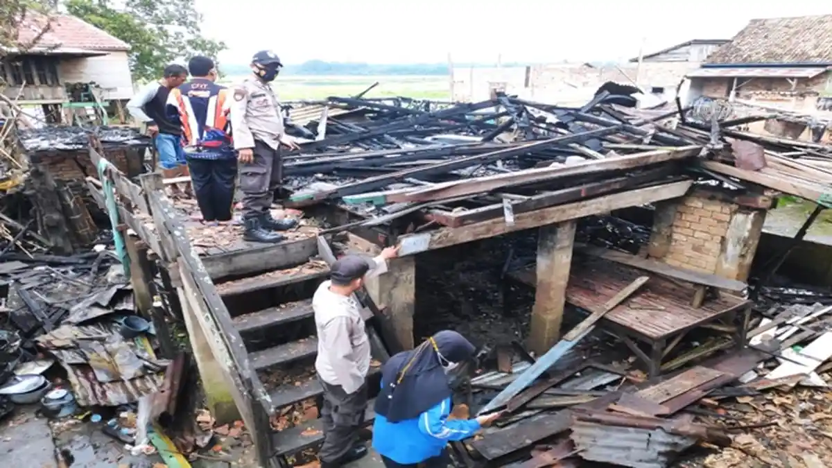 Polsek Tanjung Batu Bantu Padamkan Kebakaran Rumah di Tanjung Atap OI