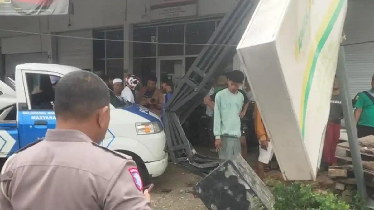 Gara-gara Tas Tersangkut Kendaraan Lain, Motor di Pamekasan Oleng hingga Hantam Tiang, Satu Tewas