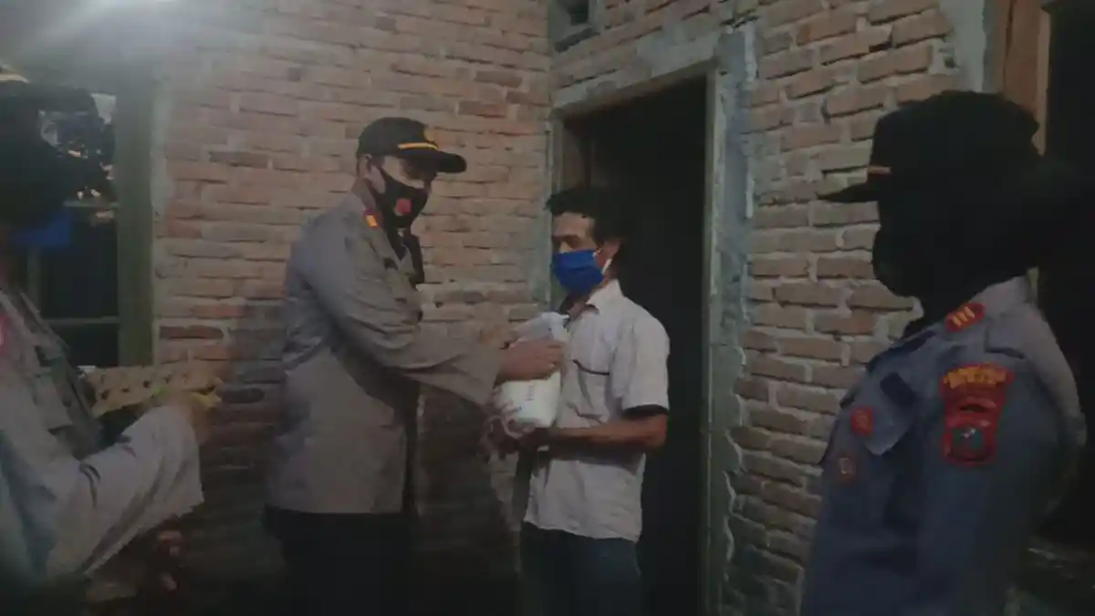 Kapolsek Percut Seituan AKP Ricky Pripurna Atmaja Sambangi Korban Angin Puting Beliung