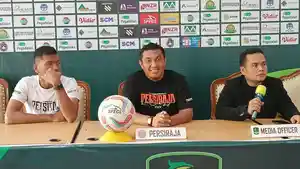 Konferensi-Pers-Pelatih-Persiraja-Banda-Aceh-Achmad-Zulkifli-Tengah.jpg