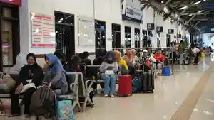 penumpang-kereta-api-di-surabaya-libur-panjang.jpg