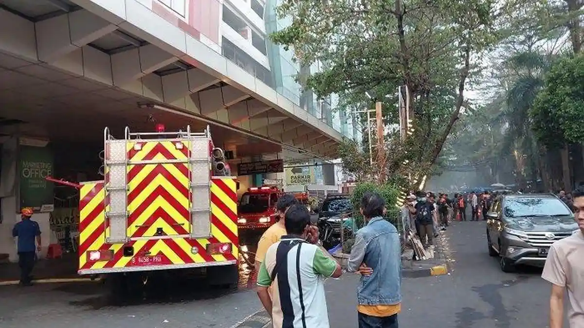 Kebakaran Landa Blok M Square, Pedagang dan Pengunjung Panik Hingga Berhamburan Keluar
