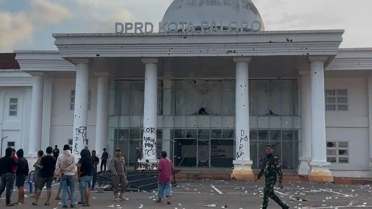 Kaca Gedung DPRD Palopo Pecah Berhamburan Dirusak Demonstran