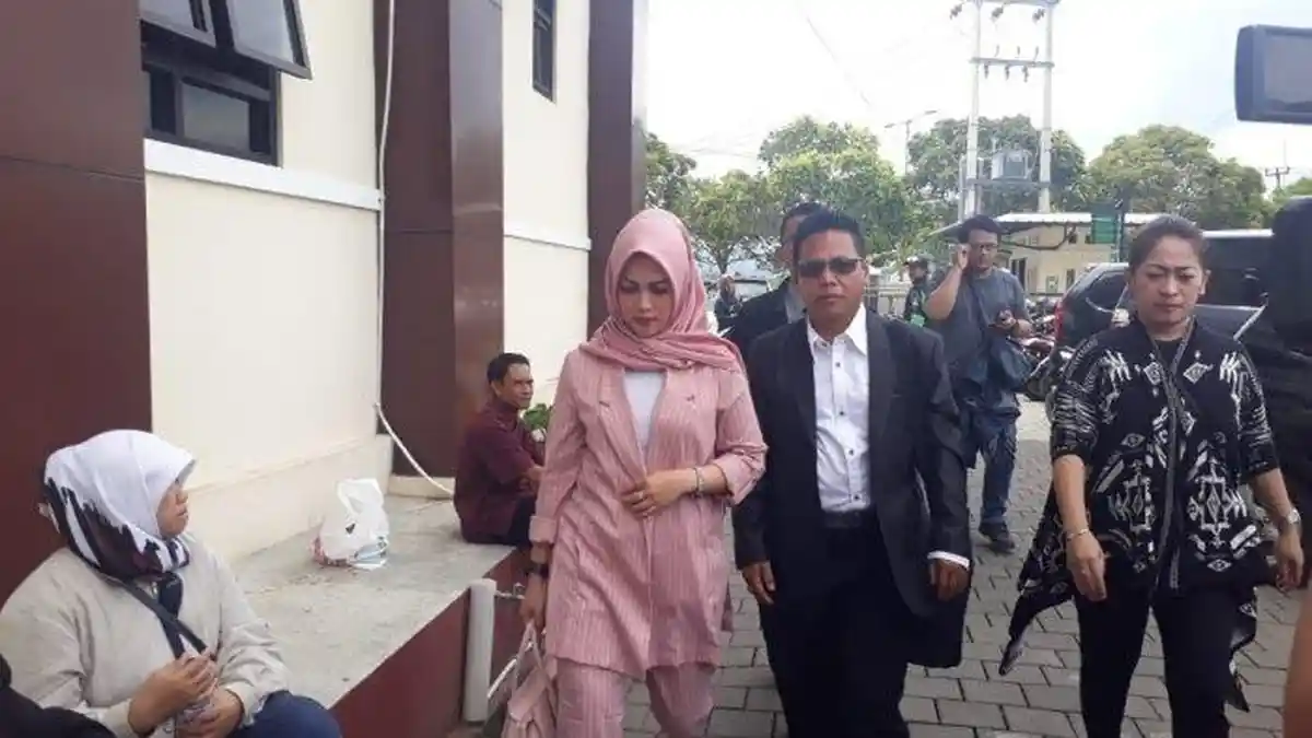 Hari Ini Sidang Perceraian, Charly van Houten dan Regina Irawan Akan Mediasi