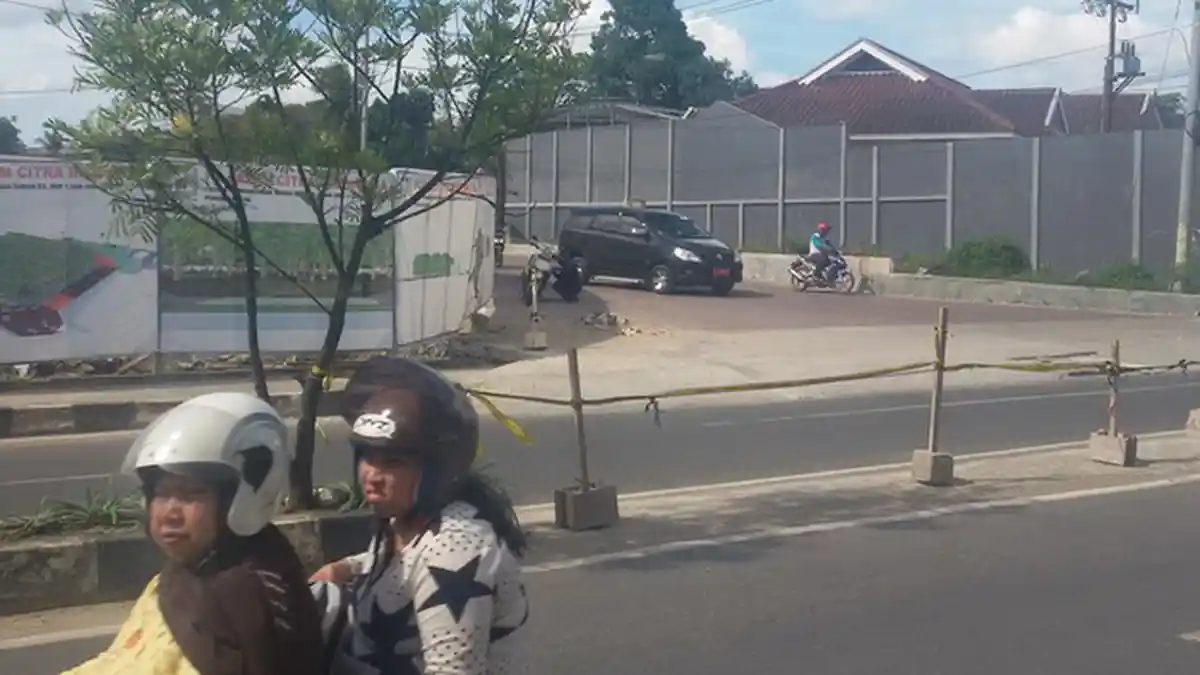 Urai Kemacetan, Dishub Jebol Median Jalan Basuki Rahmat