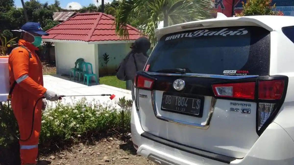 Begini Racikan Cairan Disinfektan Tim Satgas Covid-19 Bolmut, Sangat Mudah Didapat Loh!