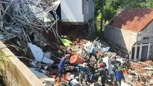 Penampakan-rumah-longsor-di-wilayah-Kecamatan-Sawangan-Kota-Depok-7425.jpg