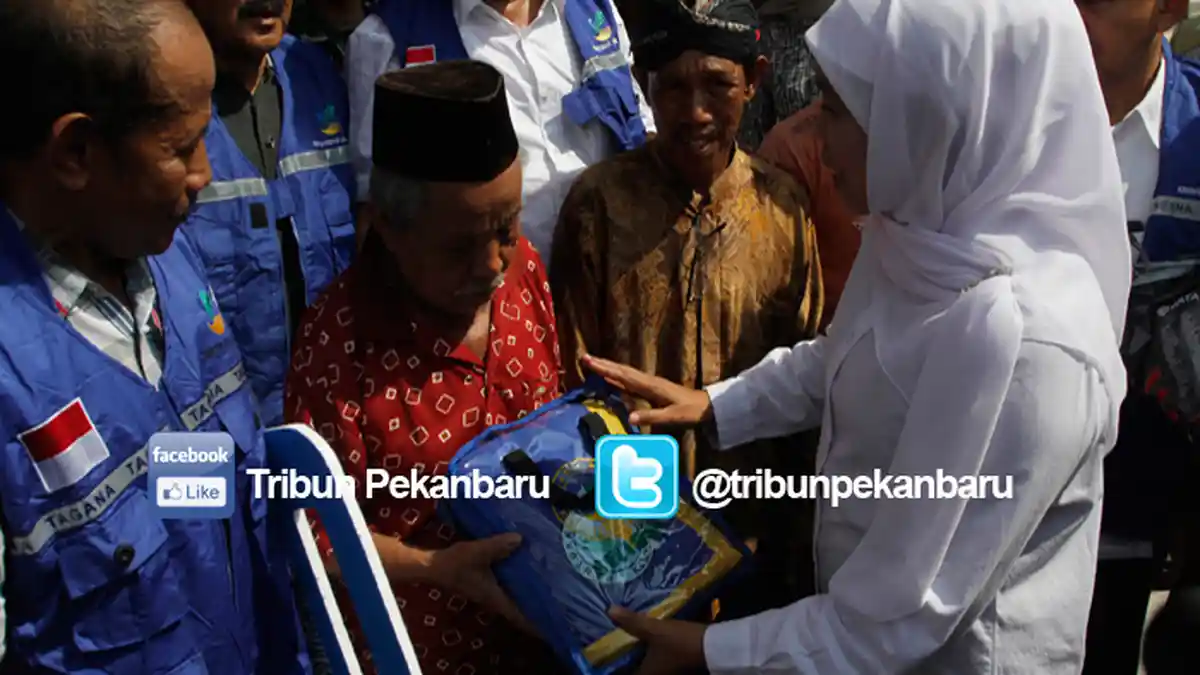 FOTO: Mensos Tinjau Lokasi Banjir Kampar - menteri_sosial_khofifah_indar_parawansa_tinjau_banjir_desa_kualu_1_13022016_20160214_162405.jpg