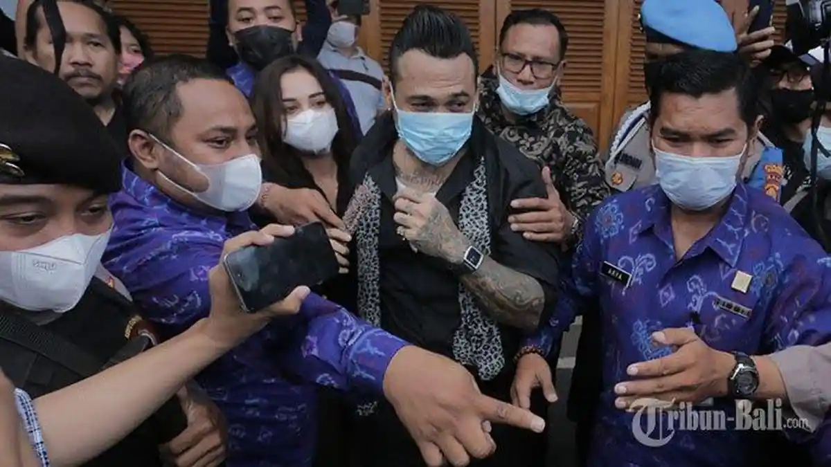 Jerinx SID Hari Ini Bebas, Dijemput Langsung Nora Alexandra di Lapas Kerobokan