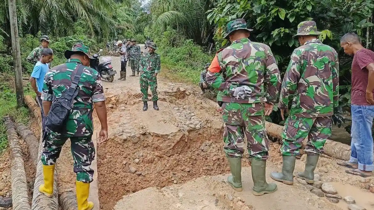 Jembatan Penghubung 5 Kecamatan di Aceh Utara Putus Digerus Banjir, TNI dan Warga Lakukan Ini