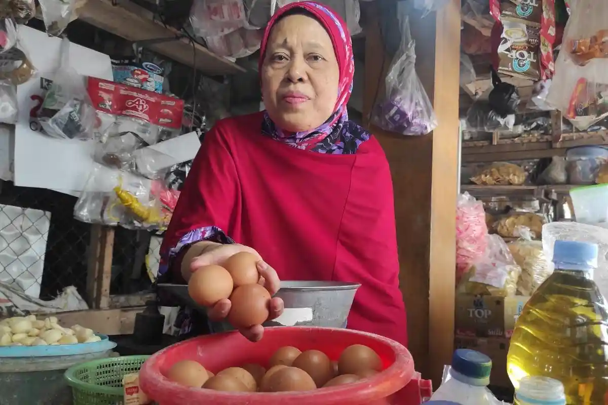 Harga Telur Ayam di Pasar Basah Trenggalek Saingi Daging Ayam, Pedagang Bingung