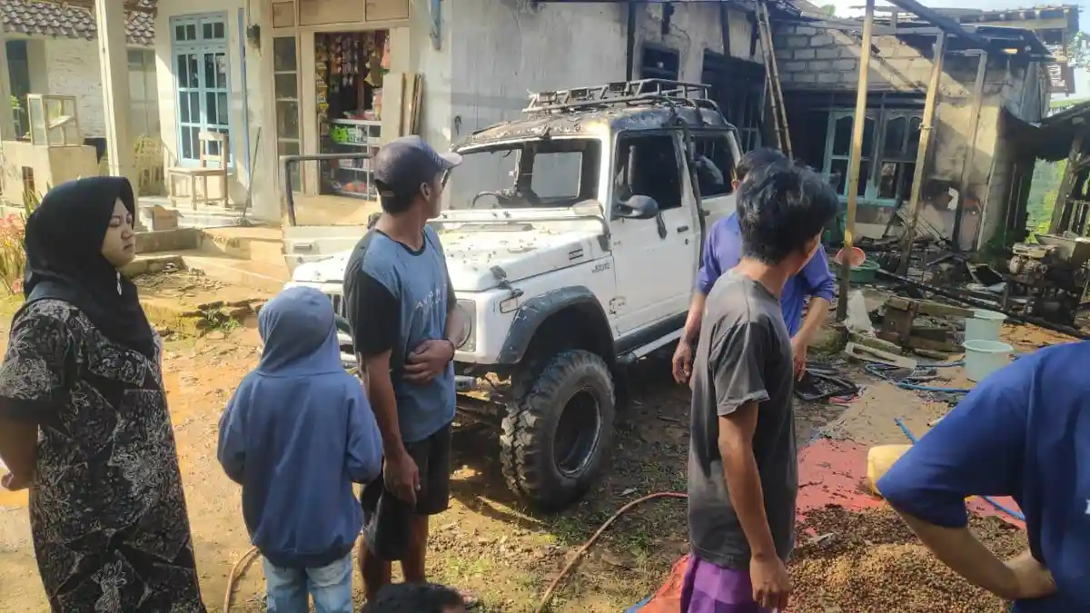 Tragedi saat Isi Bensin Eceran, Rumah dan Kios di Jember Terbakar 1 Orang Terluka Parah