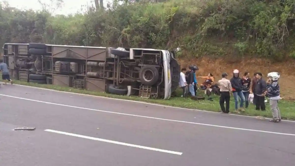 Anggota Keluarga Korban Kecelakaan Pingsan Saat Menanti Kabar dari Subang