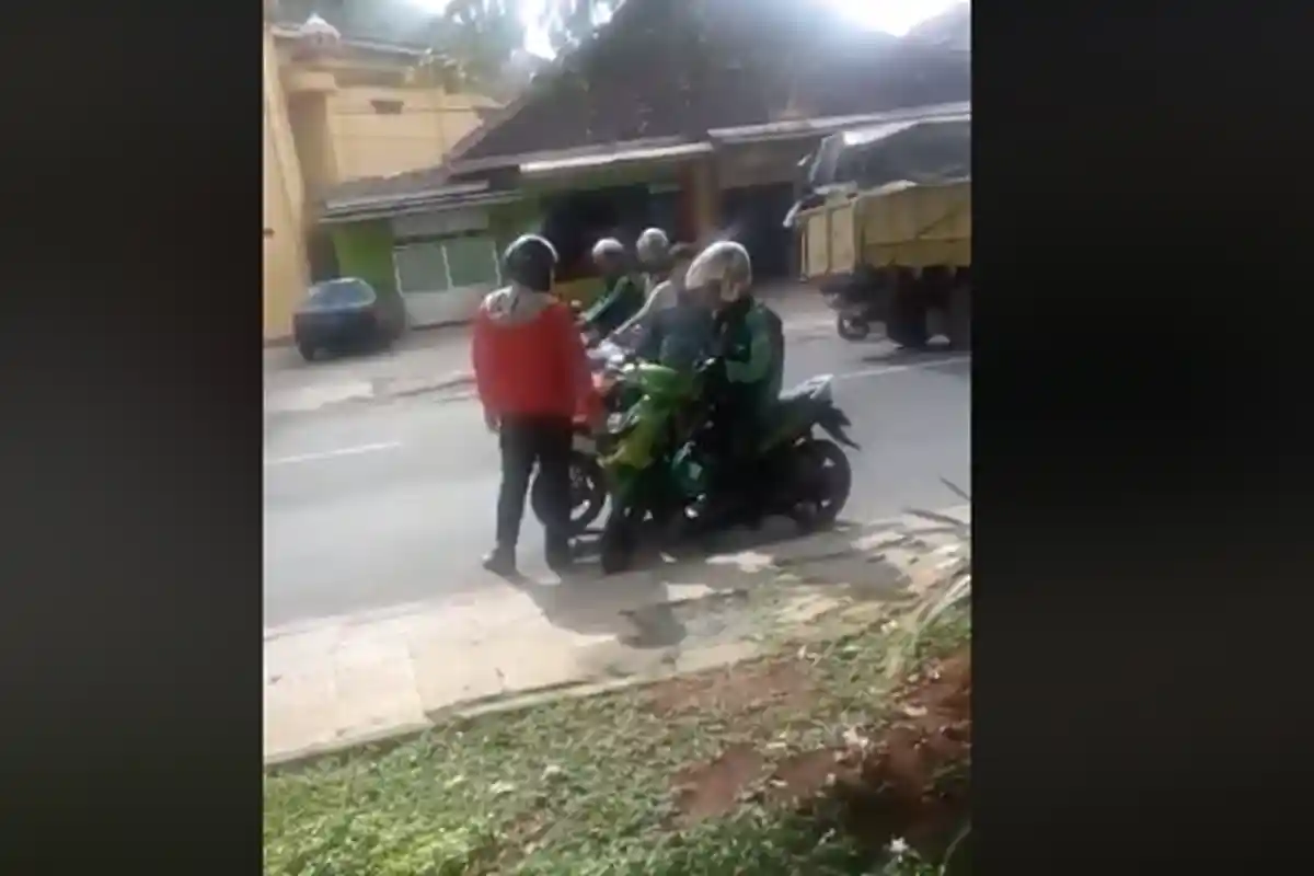 Tonton Videonya! Driver Ojek Online dapat Perlakuan Kasar di Tengah Jalan