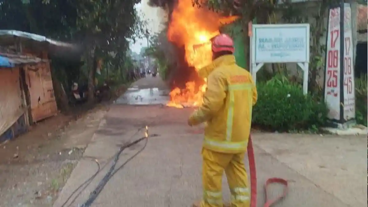 Warung di Gunungsindur Bogor Terbakar Akibat Korsleting Listrik Menyambar Pom Mini, Pemilik Terluka