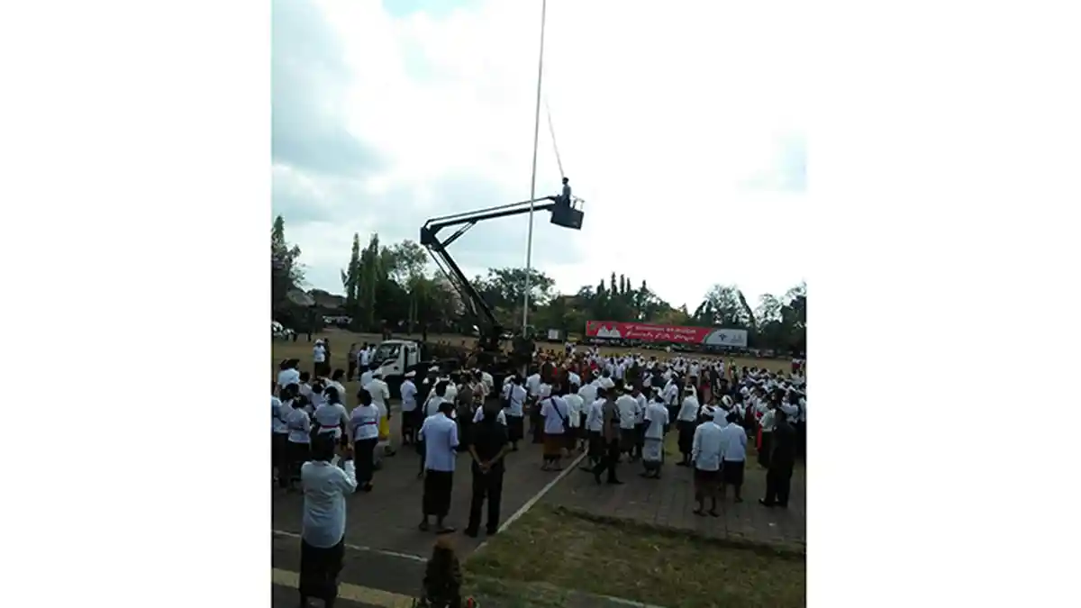Upacara Sumpah Pemuda di Gianyar Diwarnai Insiden Bendera Jatuh, Paskibraka Berdiri Kaku