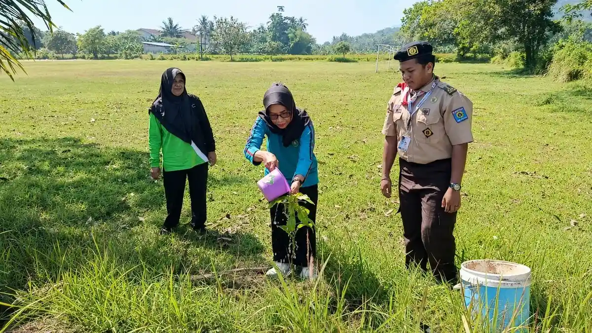 Pramuka UIN Saizu Gandeng Warga Sokawera Tanam Pohon Lewat Kalimas 2026 - Tribunjateng.com