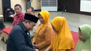 Momen-Wali-Kota-Gorontalo-Adhan-Dambea-serahkan-bantuan.jpg