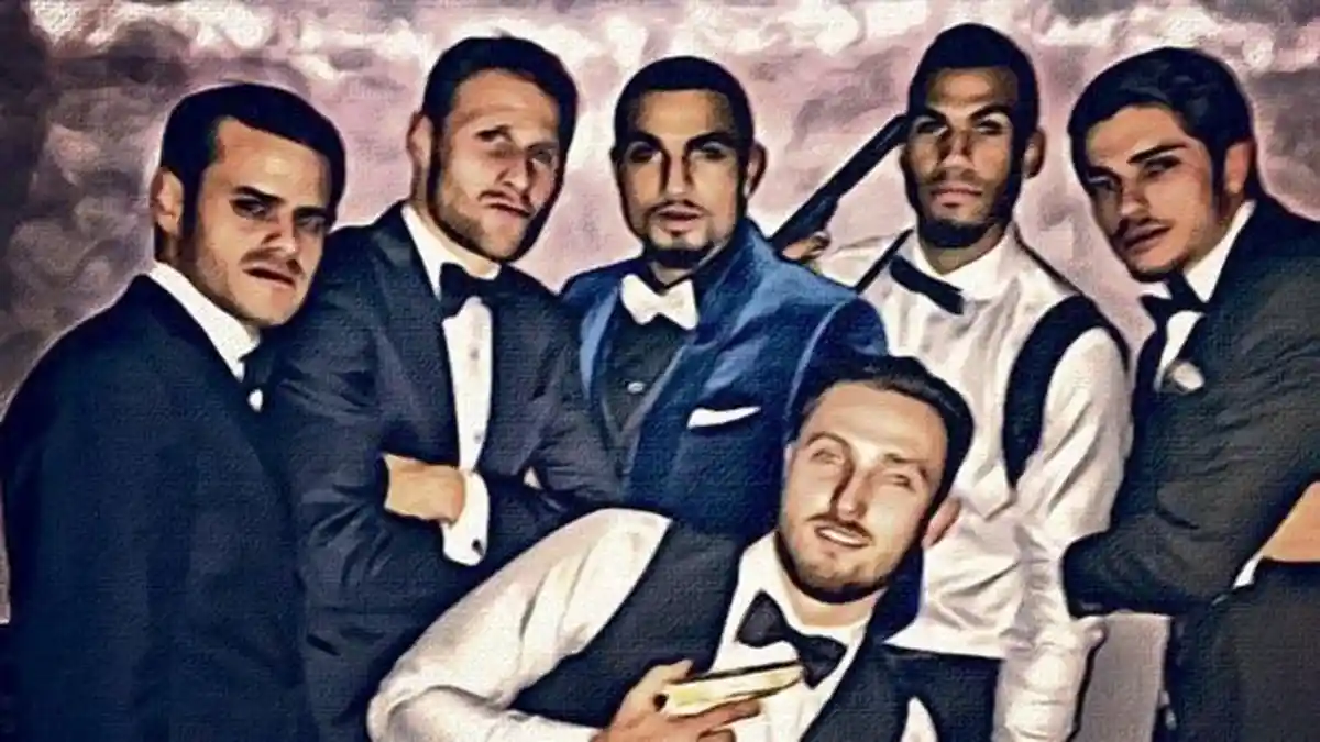 Natalan Pemain Schalke Bergaya James Bond Mission 004