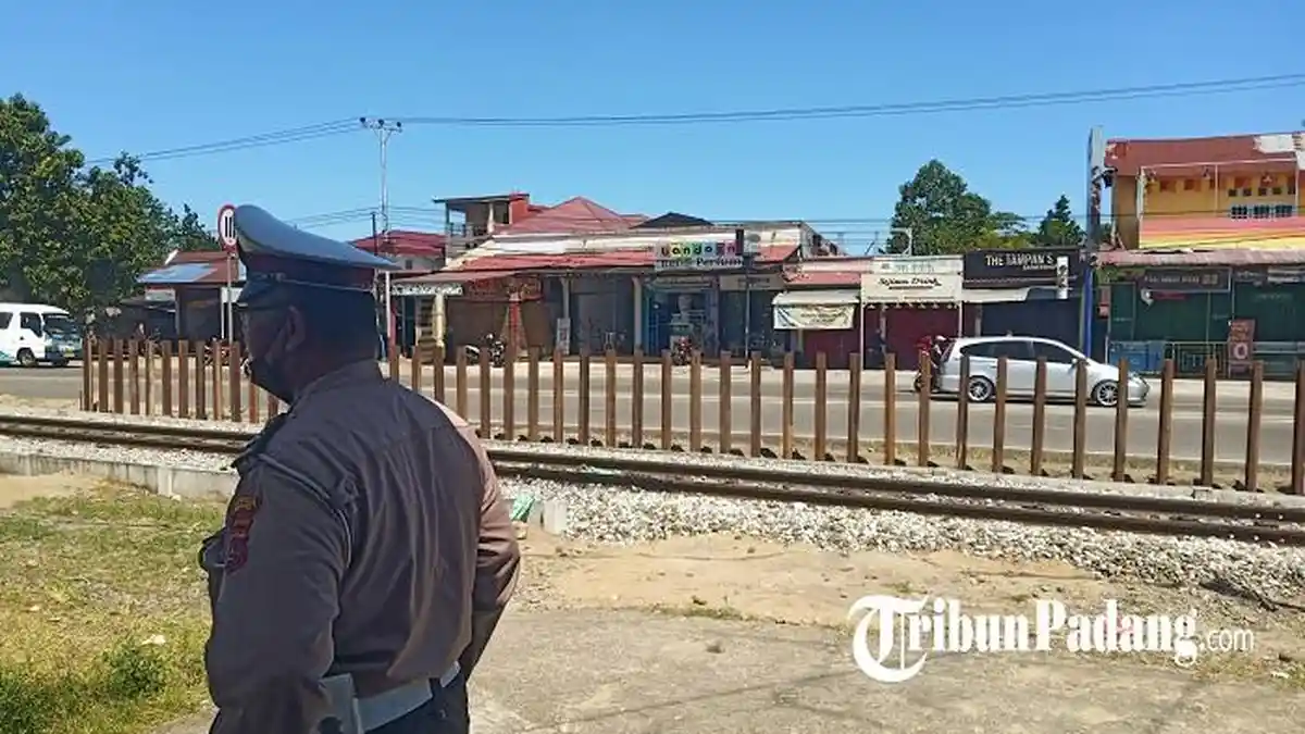 Populer Padang: Petugas Kebersihan Tertabrak Kereta Api, Jadwal Layanan SIM Keliling 