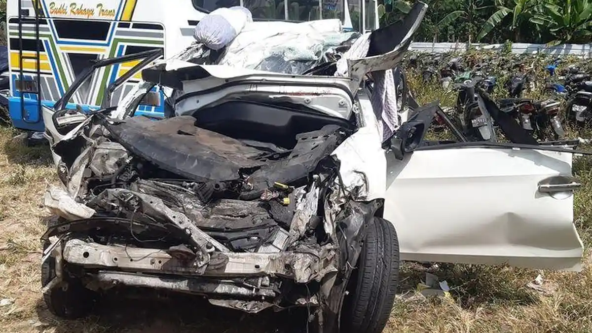 Kecelakaan Maut di Jalan Tol Semarang-Solo, Mobilo Tabrak Belakang Truk, 3 Orang Tewas