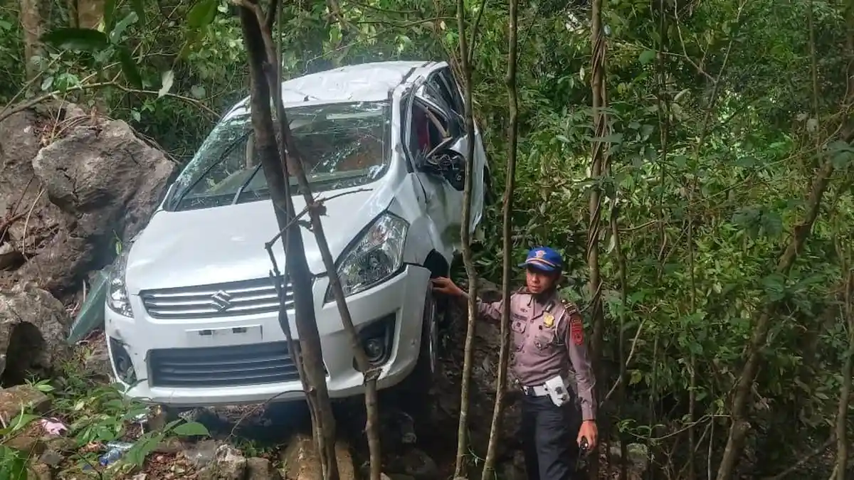 Mobil Masuk Jurang di Jalan Poros Maros-Bone, Sopir dan Penumpang Selamat