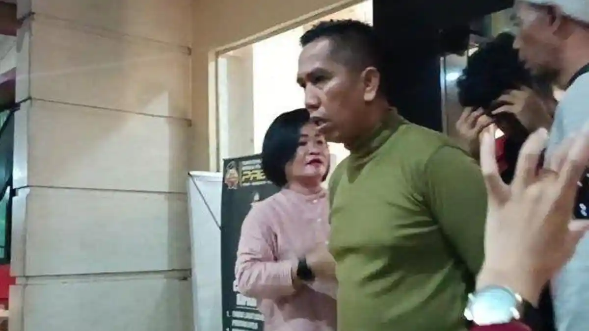 Tampang Polisi saat Ditahan Bareng Anaknya yang Aniaya Ken Admiral, Pasang Gestur Tak Menyesal?