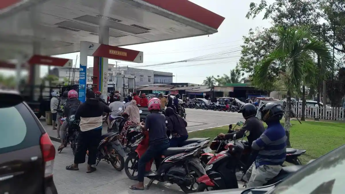 Jalan Luwu Utara Dibuka, Pembelian BBM Dibatasi, Kendaraan Antre