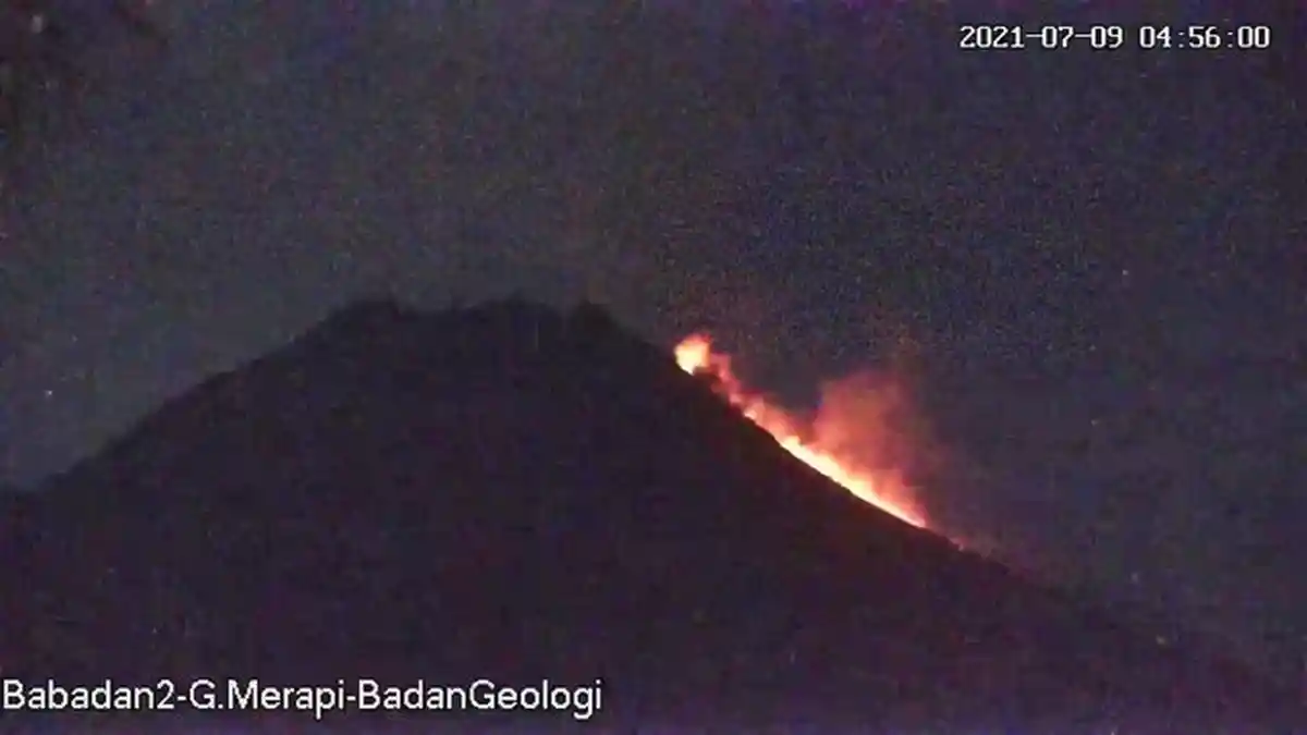 Sejumlah Warga Berjaga di Luar Rumah, Merapi Keluarkan Awan Panas, Hujan Abu Turun di Magelang