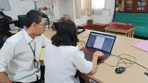 Salah-satu-pegawai-kontrak-di-Pemkot-Denpasar-melakukan-pendaftaran-PPPK-secara-online.jpg
