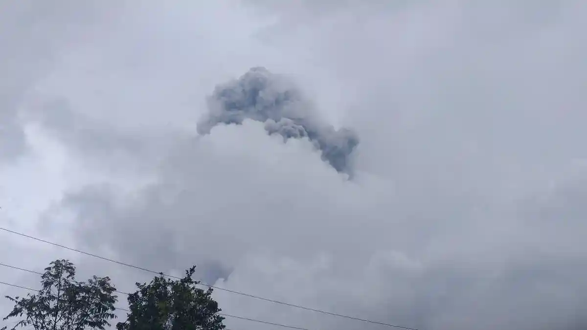 BREAKING NEWS: Gunung Marapi Kembali Erupsi Senin Sore, Diiringi Gempa dan Bunyi Gemuruh