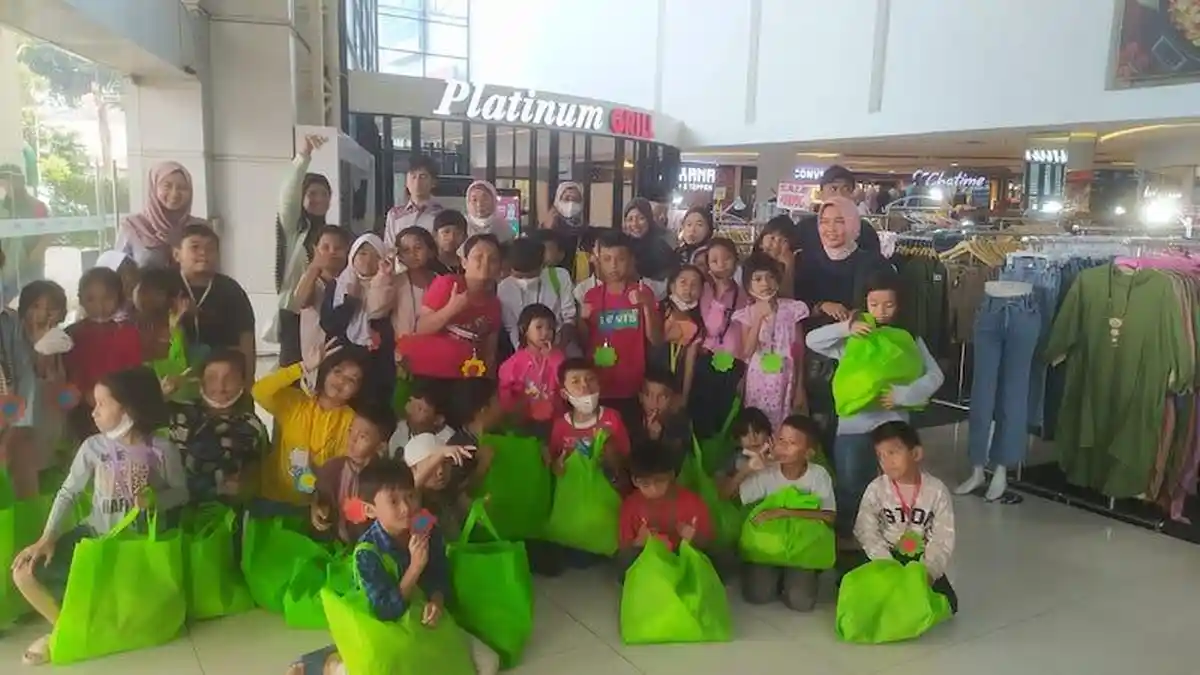 Kegembiraan Anak-anak 'TBM Bukit Duri Bercerita' Mendapat Hadiah Baju Lebaran