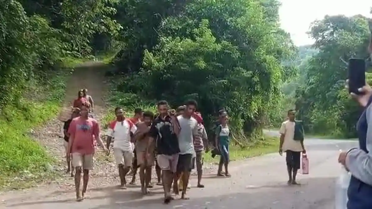 Akses Jalan Rusak, Pasien asal Kajowain Sikka Ditandu Sejauh 9 KM
