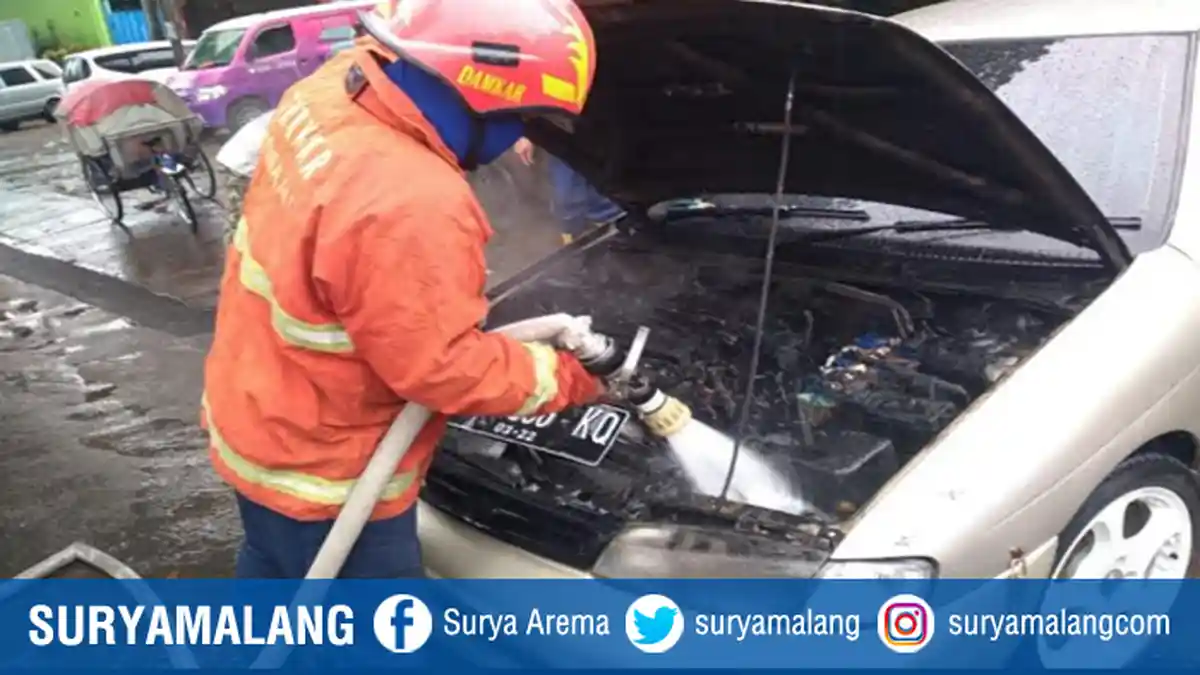 Mobil Timor Mendadak Terbakar di Ciptomulyo Sukun Malang, 20 Personel Damkar Turun Tangan