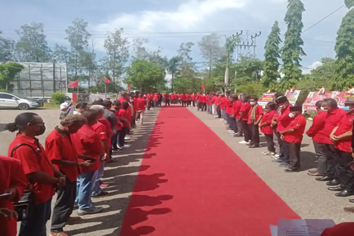 Kader PDIP NTT Beri Penghormatan Terakhir kepada Frans Lebu Raya