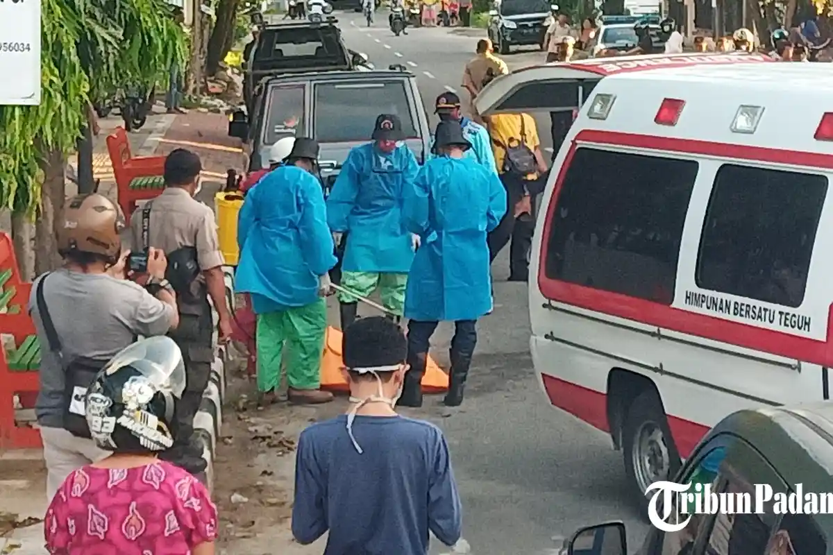 Pria Meregang Nyawa Depan SMP 4 Padang Dievakuasi Petugas Berpakaian APD, Hasil Visum Telah Keluar