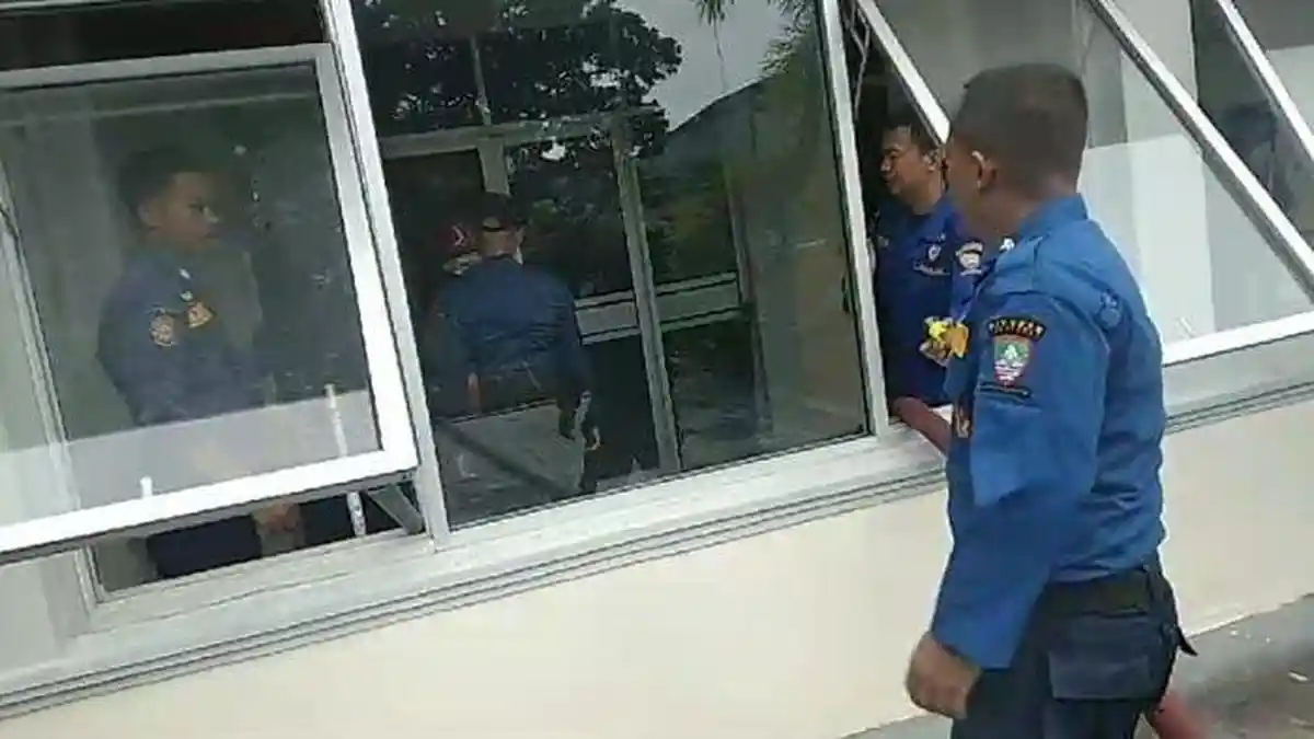 Breaking News - Ruang Server Komputer SMA Negeri 1 Sumedang Kebakaran, Damkar Kerahkan 3 Armada