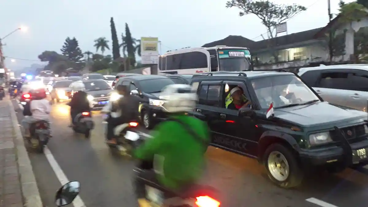Lalu Lintas di Jalan Raya Puncak Macet Hingga 10 KM Meskipun Sudah Diberlakukan One Way