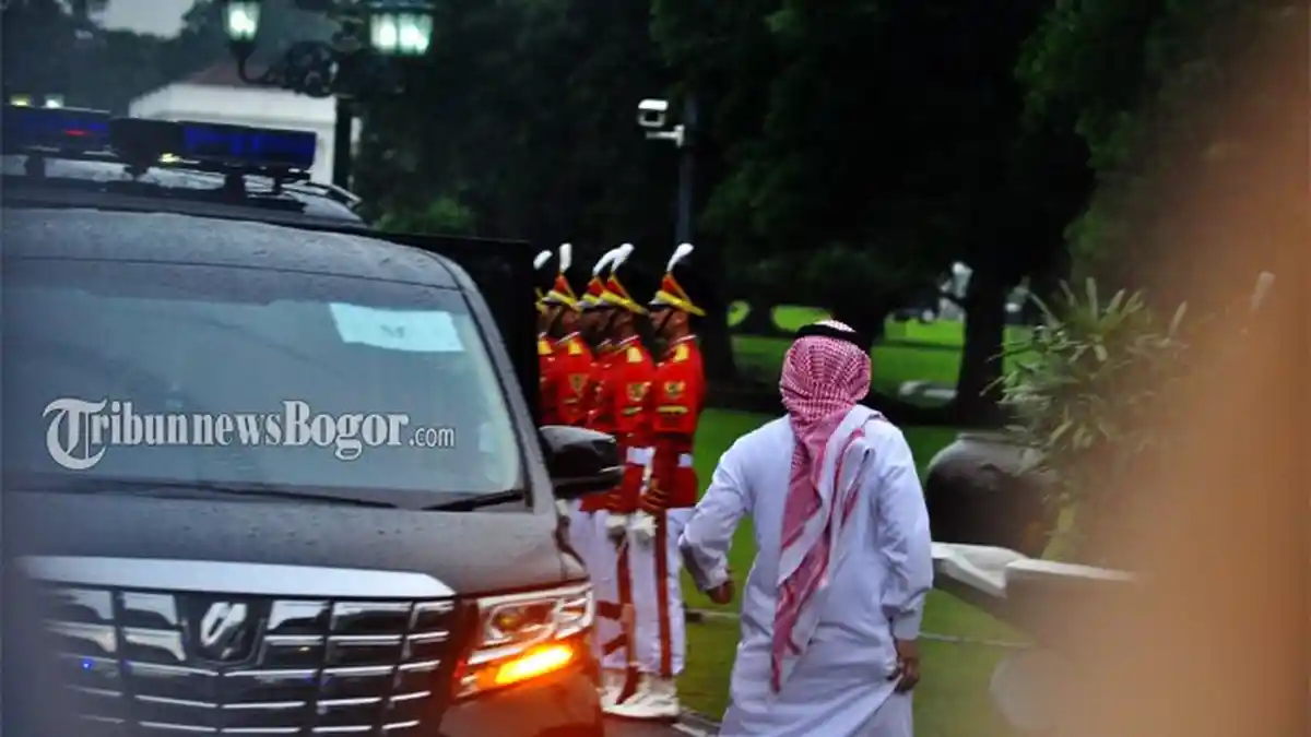 Warga Teriak Ini, Saat Pria Bersorban Ini Keluar dari Mobil Iring-Iringan Raja Salman