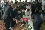 Tangis Pecah di Makam Baskoro Korban KKB, Adik Tak Kuasa Ucap Salam Perpisahan:Bahagia di Sana, Bang