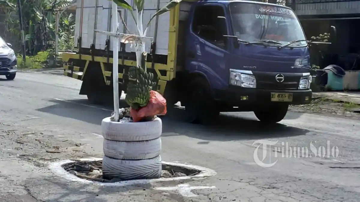 Truk Dilarang Lewat Underpass Makamhaji, Giliran Jalan WR Supratman Baki yang Hancur