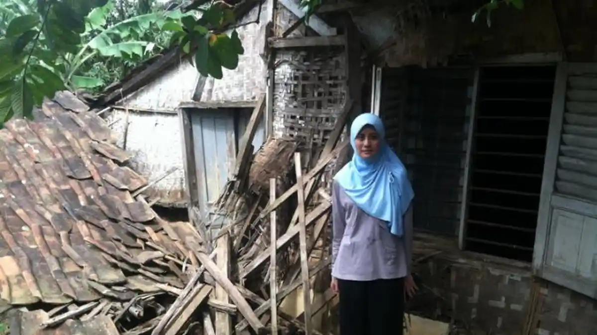 Jadi Guru TK, Wanita Ini Hanya Digaji Rp350 Ribu dan Tinggal di Rumah Reyot